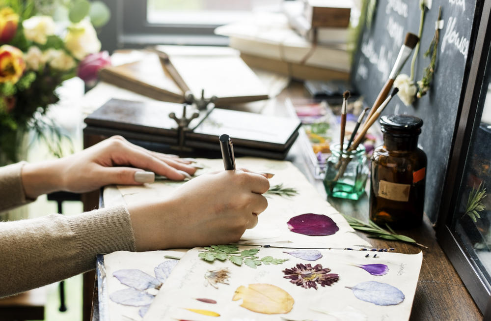 Come decorare una cover del cellulare con i fiori pressati