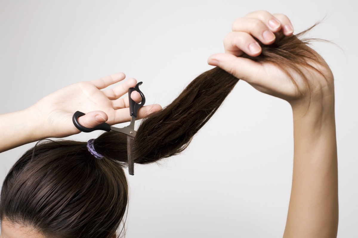 Sognare di tagliare i capelli corti: cosa significa e come interpretare il sogno