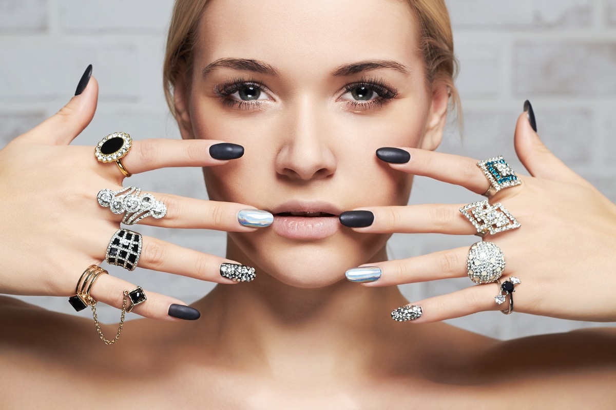 Nail-art-in-nero-argento-7_0.jpg