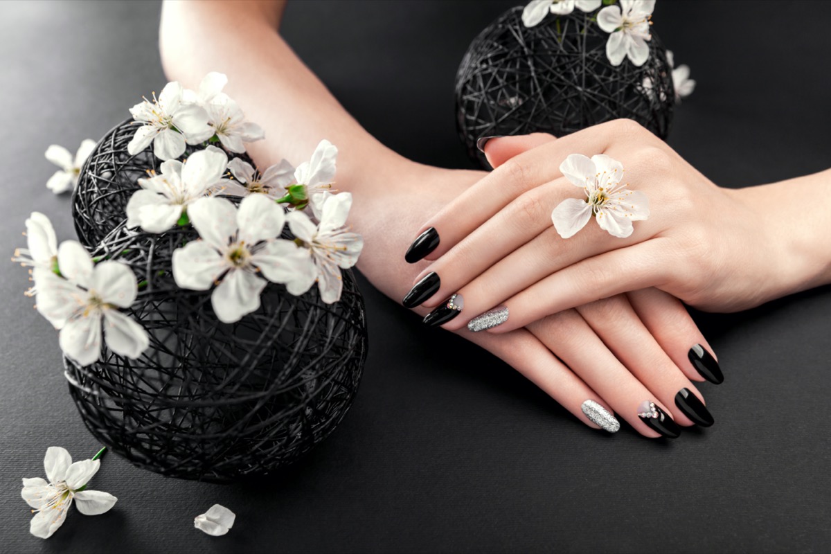 Nail-art-in-nero-argento-8.jpg
