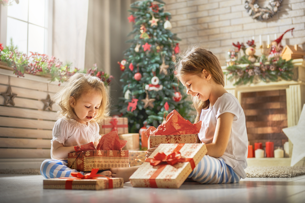 Bambini: troppi regali sotto l’albero di Natale non sono educativi