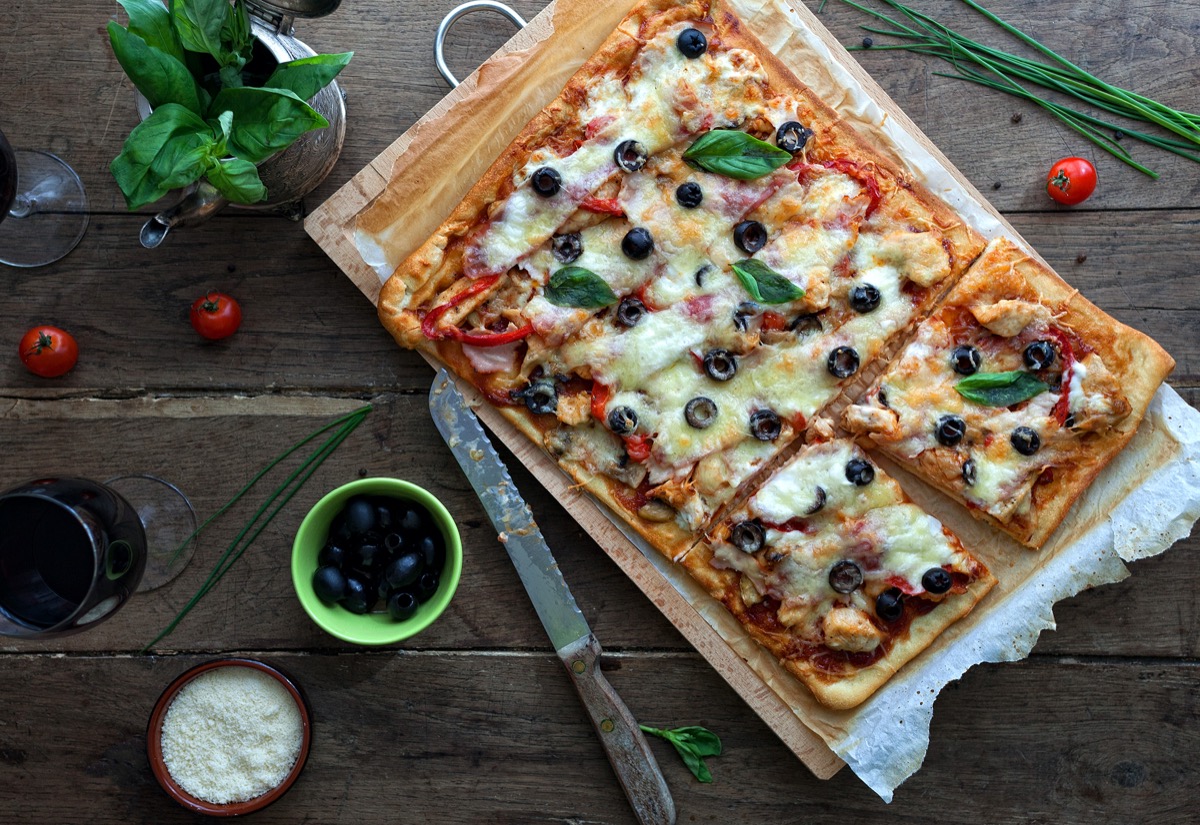 Pizza fatta in casa in teglia: come si prepara