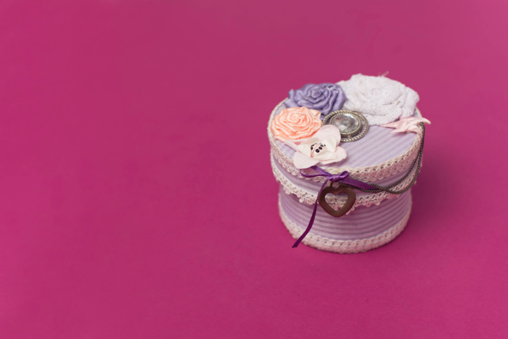 come-decorare-scatola-decoupage-stoffa-4.jpg