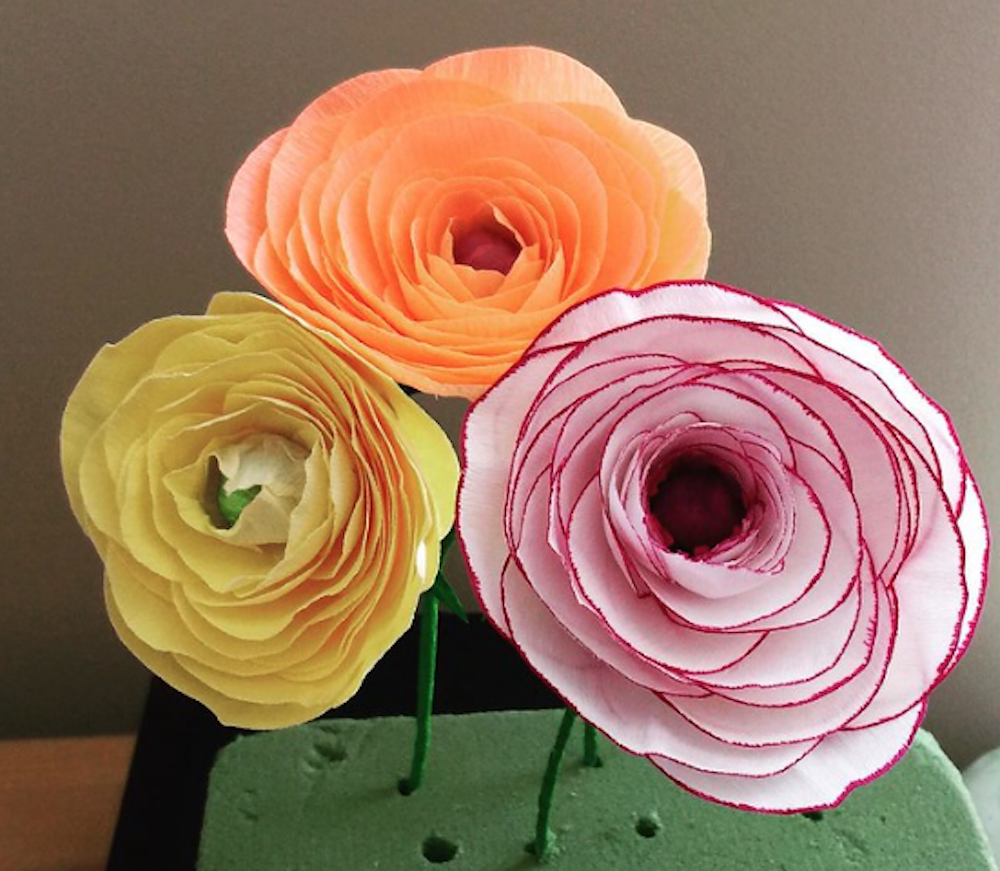 Buon compleanno con fiori: ranuncoli di carta fai da te