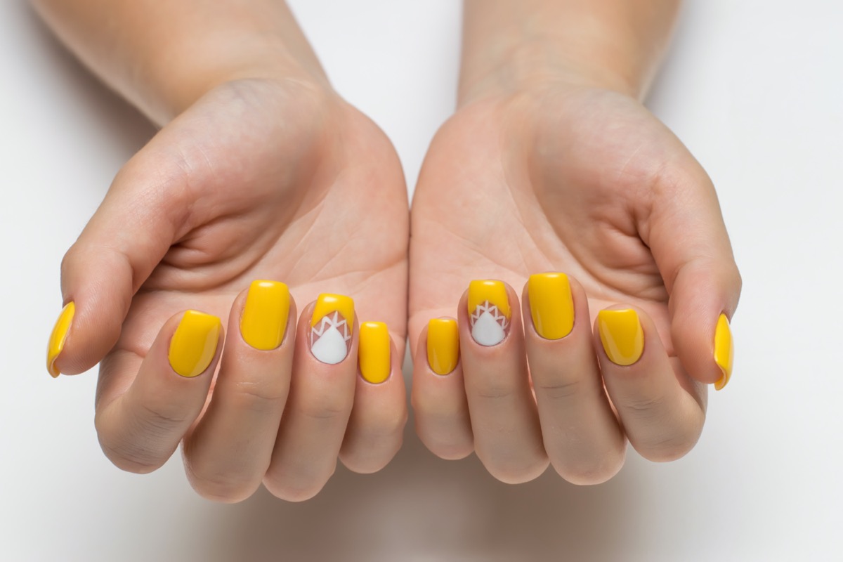 Nail-art-giallo-8-marzo-5.jpg