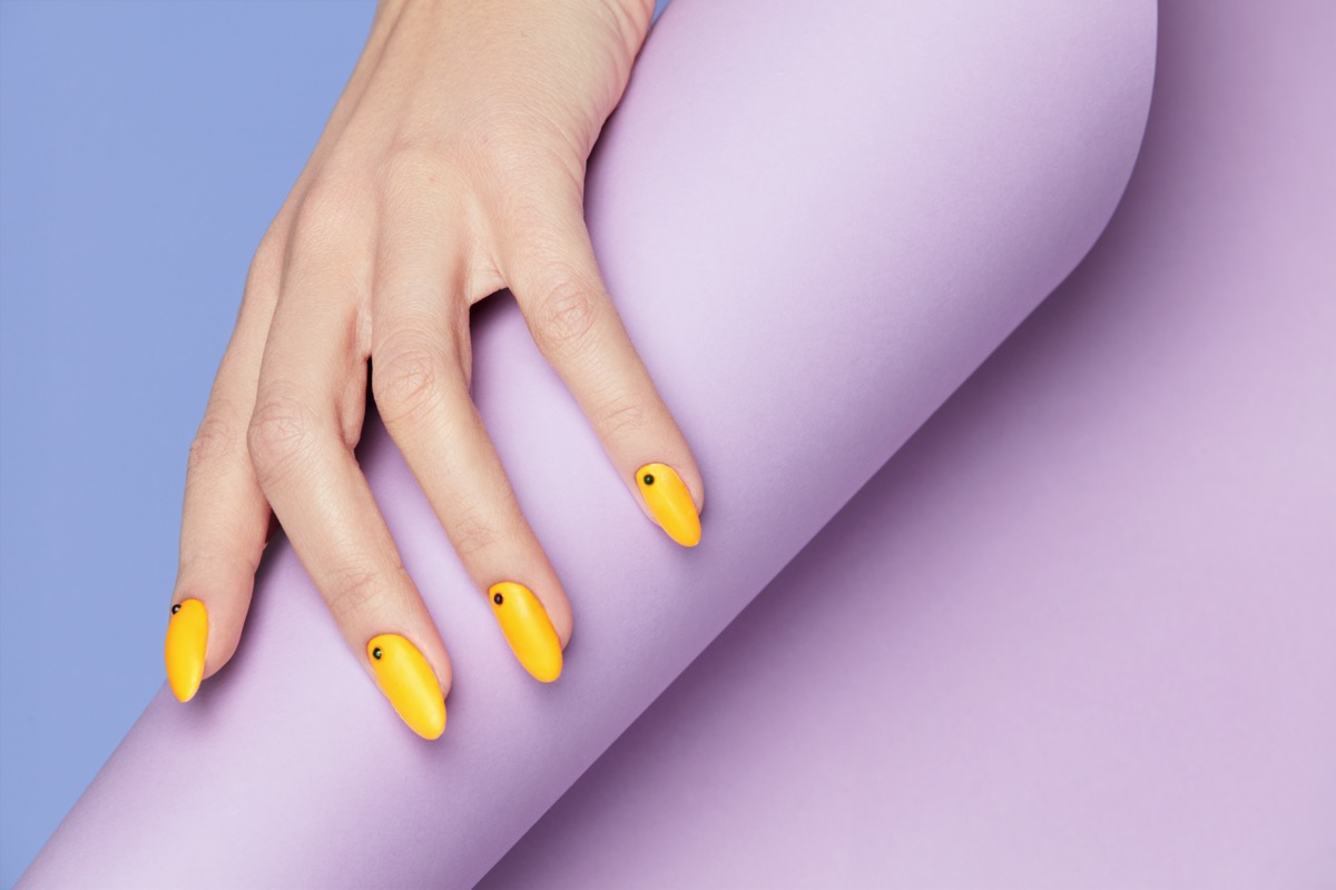 Nail-art-giallo-8-marzo-7.jpg