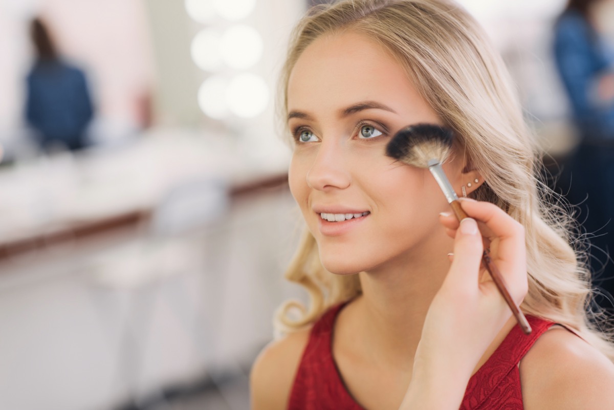 Come si usa il pennello fan brush per il trucco viso