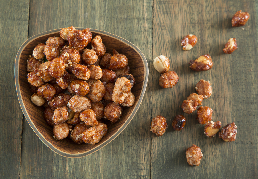 Come preparare le nocciole caramellate per uno snack goloso