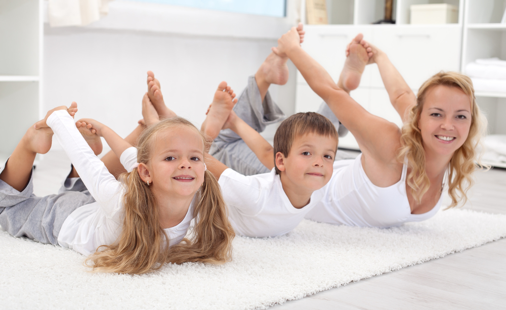Esercizi da fare a casa con i bambini per allenarsi e passare il tempo