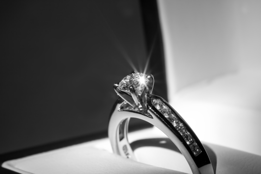 Come rendere più grande il tuo anello di fidanzamento