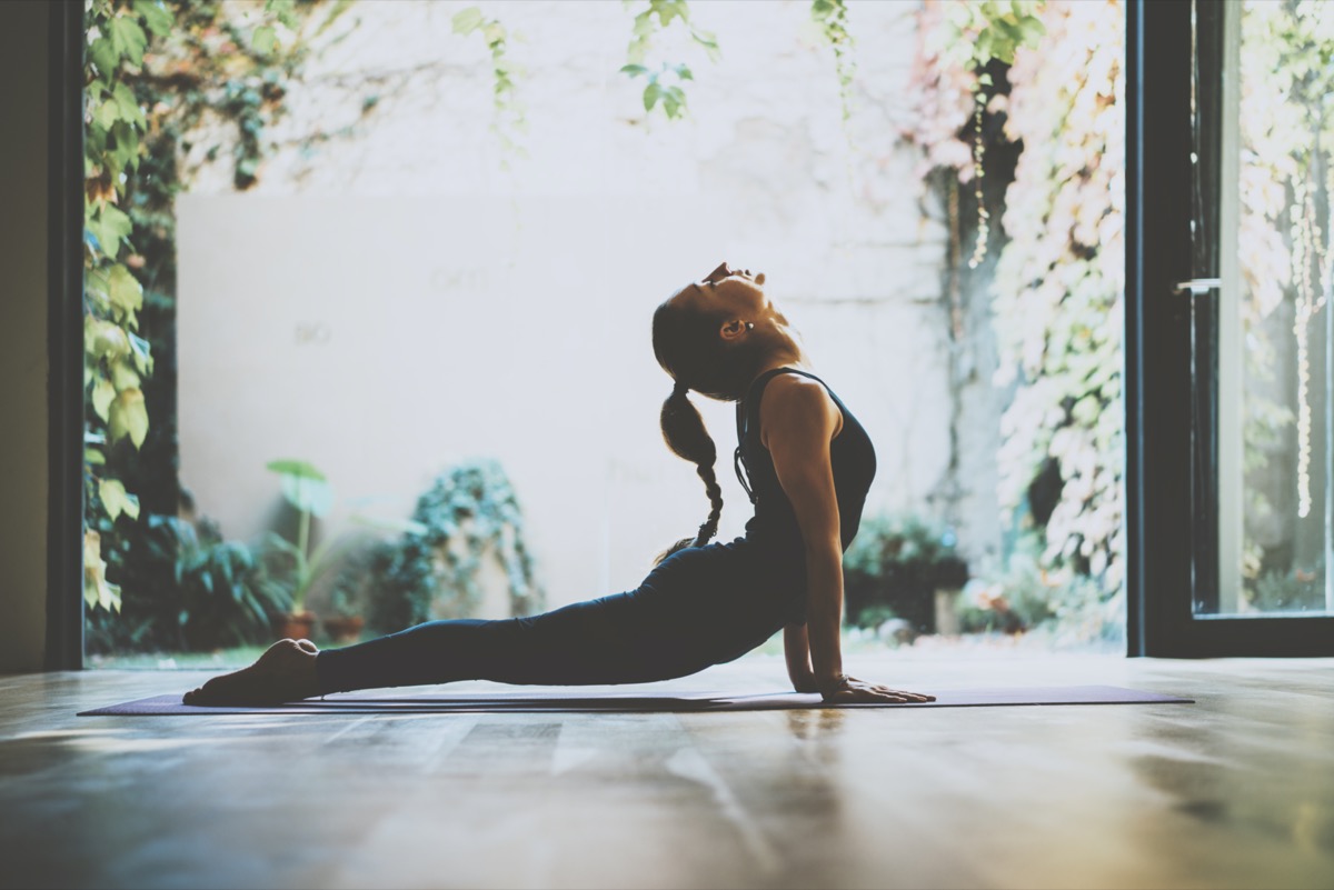 Yoga da casa: 3 esercizi semplici da provare