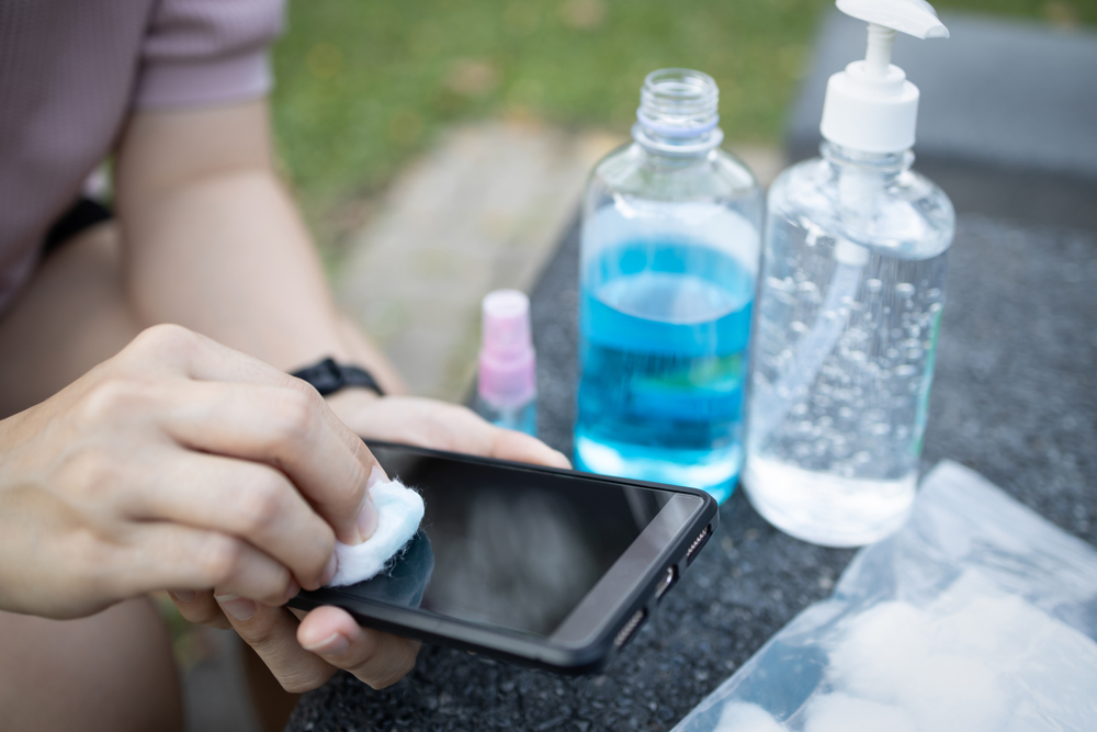 Come pulire cellulare e tablet a mano senza rovinarli