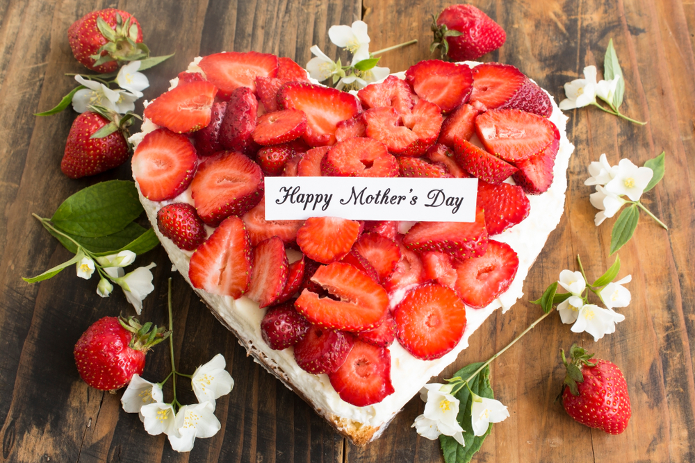 Torte festa della mamma decorate con panna: 9 idee per le decorazioni