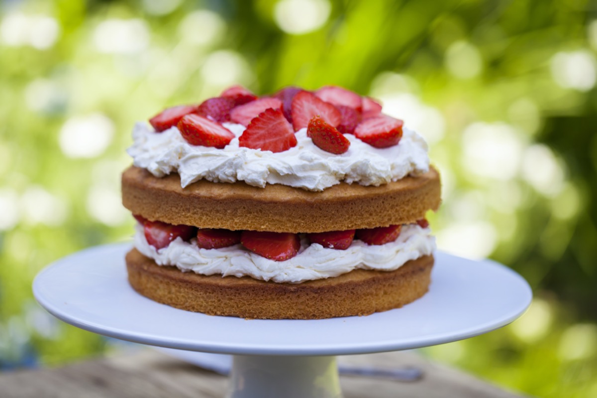 Torta pan di Spagna con crema e fragole: il dessert per la festa della mamma