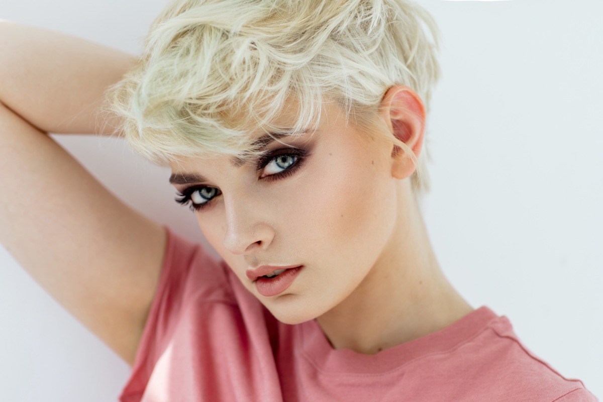 Come acconciare i capelli corti da sola