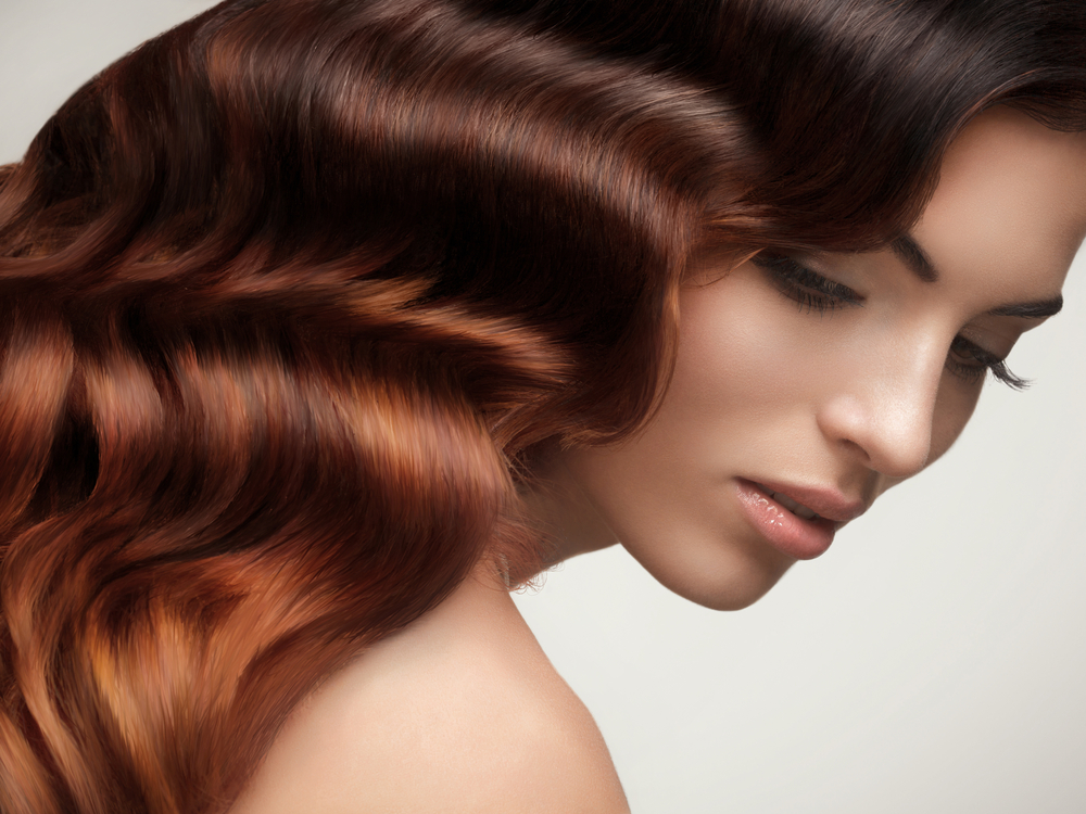 Capelli ricci e mossi crespi: come trattarli in 7 mosse per togliere l’effetto paglia