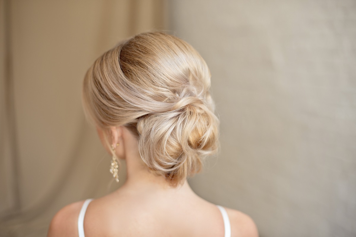 Acconciature da sposa: come fare lo chignon basso elegante