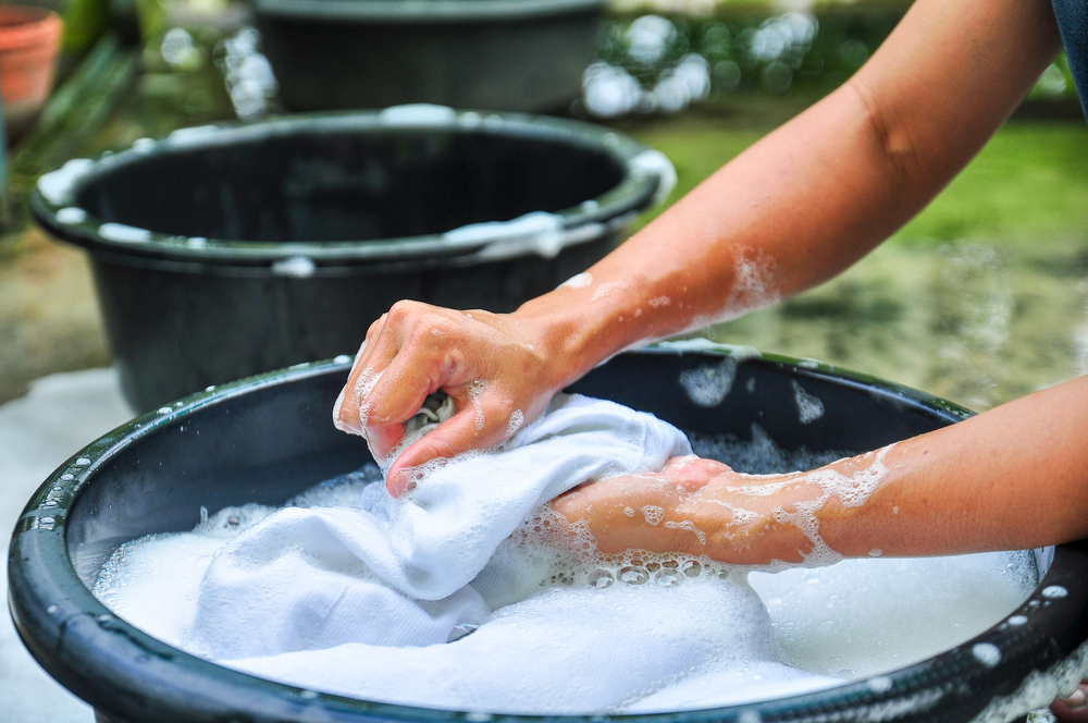 8 cose che non dovresti lavare con l’acqua