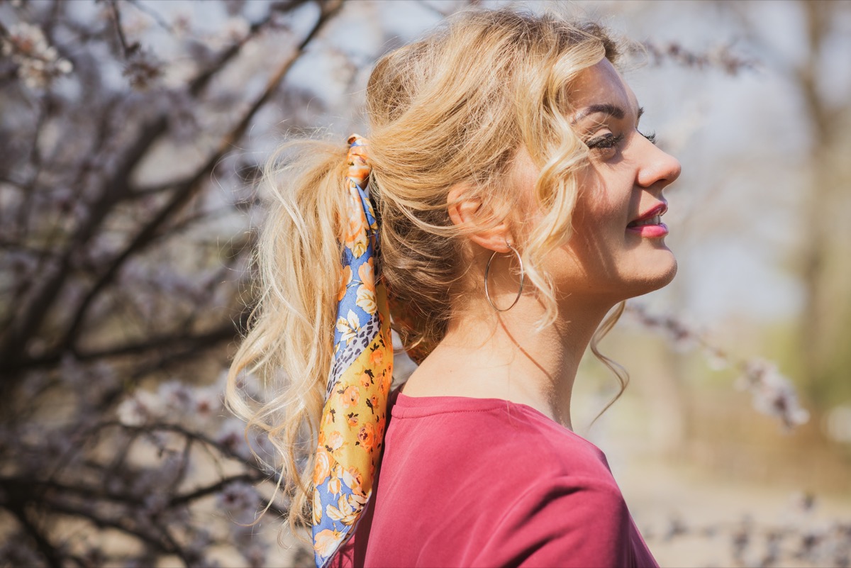 Acconciature con foulard: 9 pettinature da provare