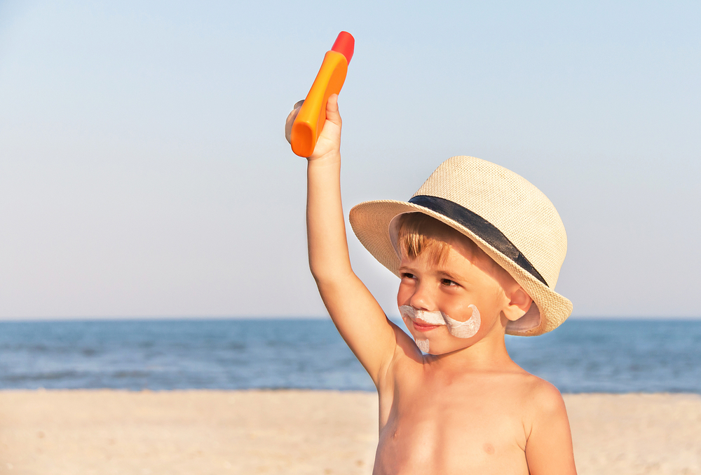 4 consigli per far mettere la crema solare al bambino