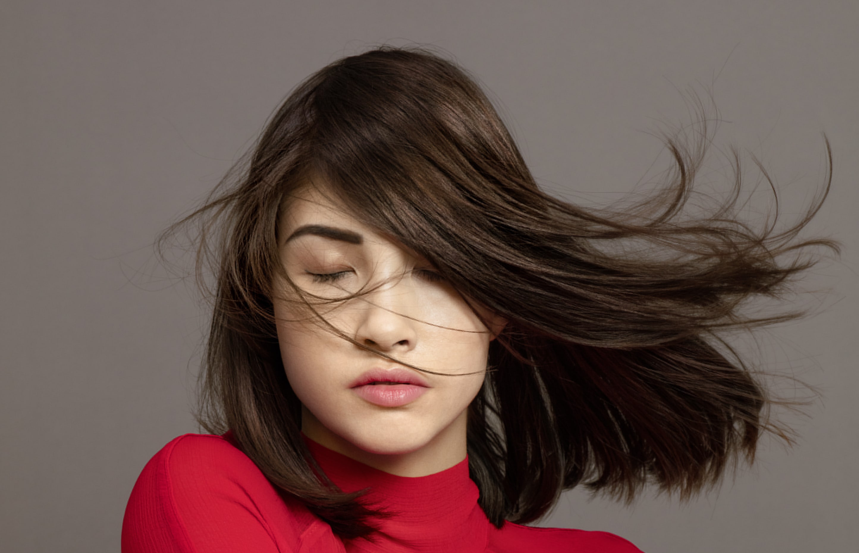 Si scrive sebo, si pronuncia bellezza: come gestire i capelli grassi.