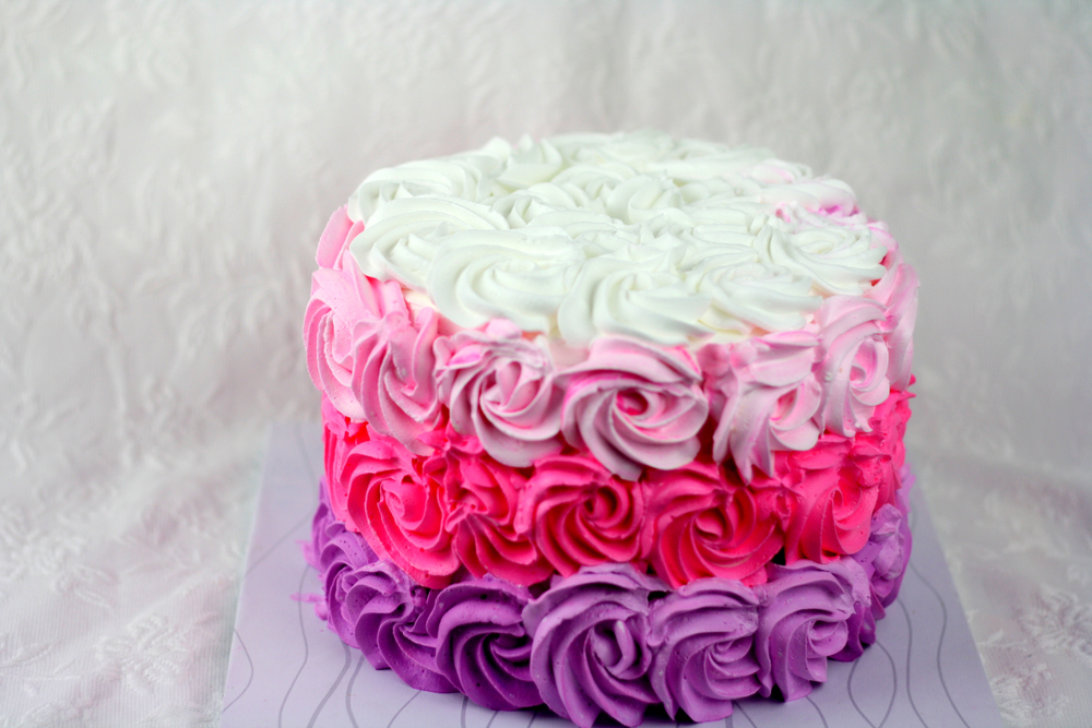 Torte decorate con panna colorata: 8 idee sfiziose per le decorazioni