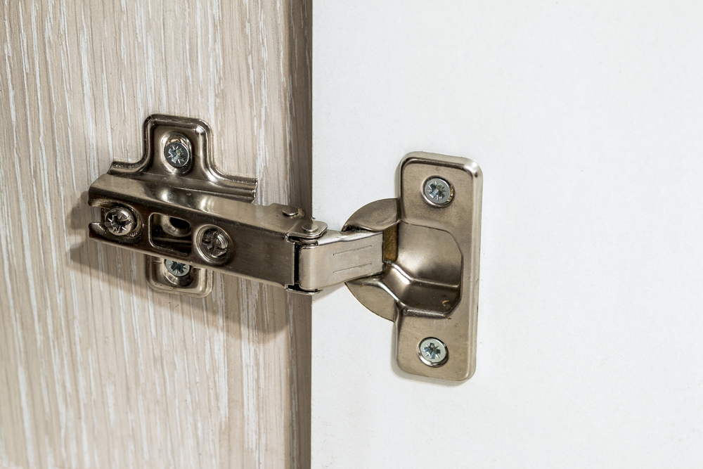 Come aggiustare una cerniera di una porta in base al danno