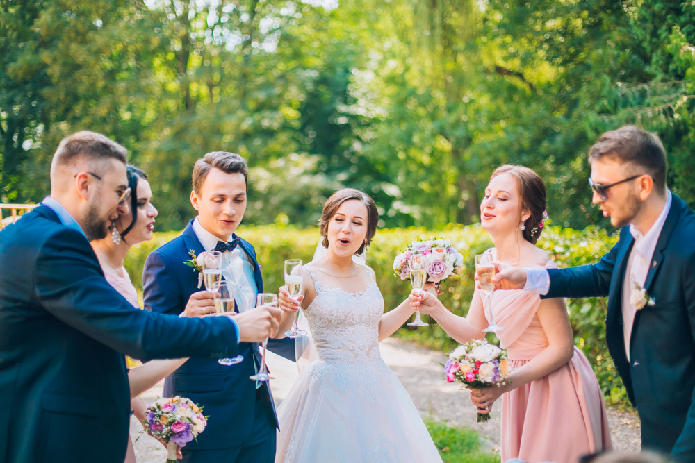 Galateo per gli invitati al matrimonio: quali colori indossare