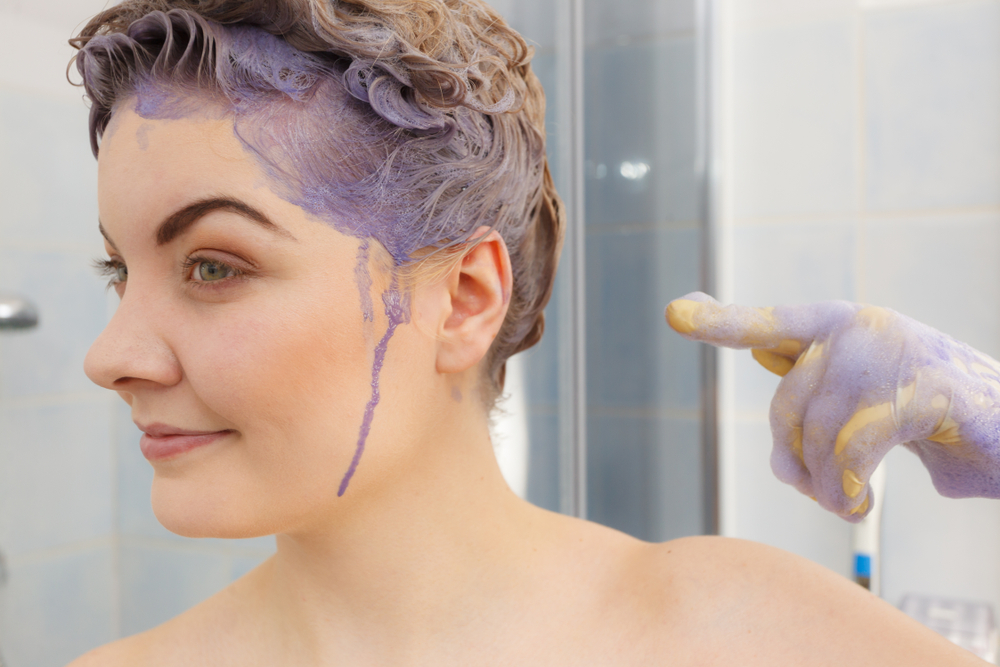 Come togliere le macchie di tintura dei capelli dagli asciugamani e dai vestiti