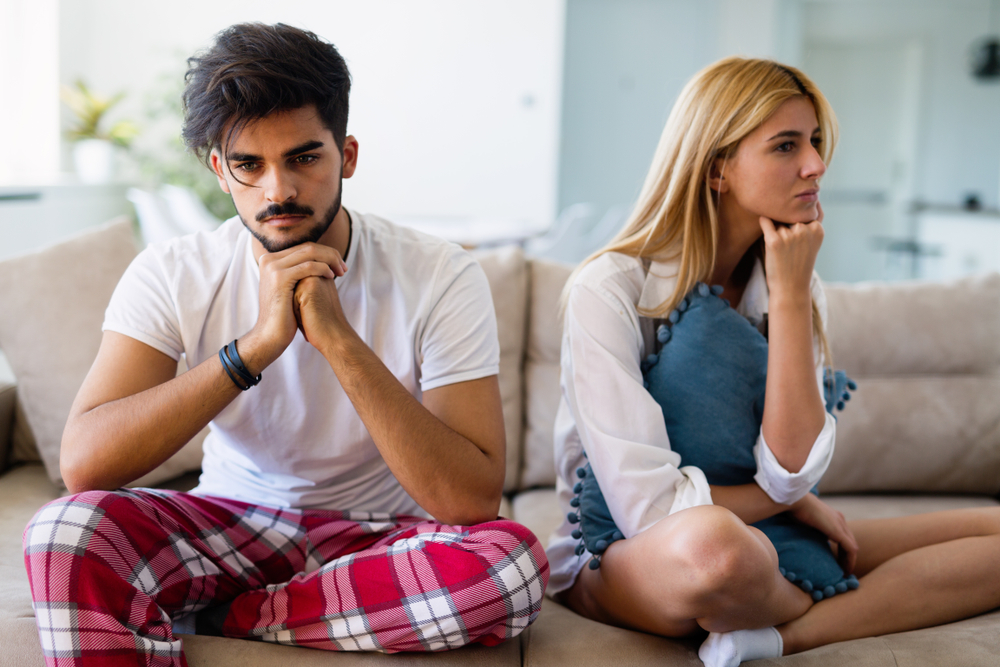 Cosa fare se il tuo partner ti fa sentire una perdente