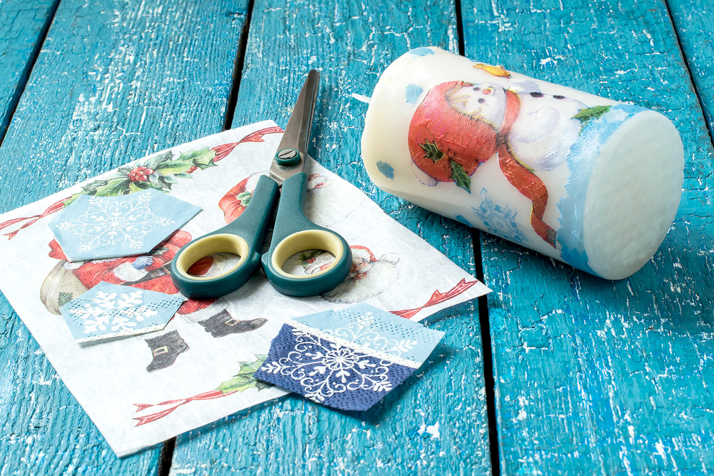Candele natalizie fai da te: tutorial e idee per farle con il decoupage