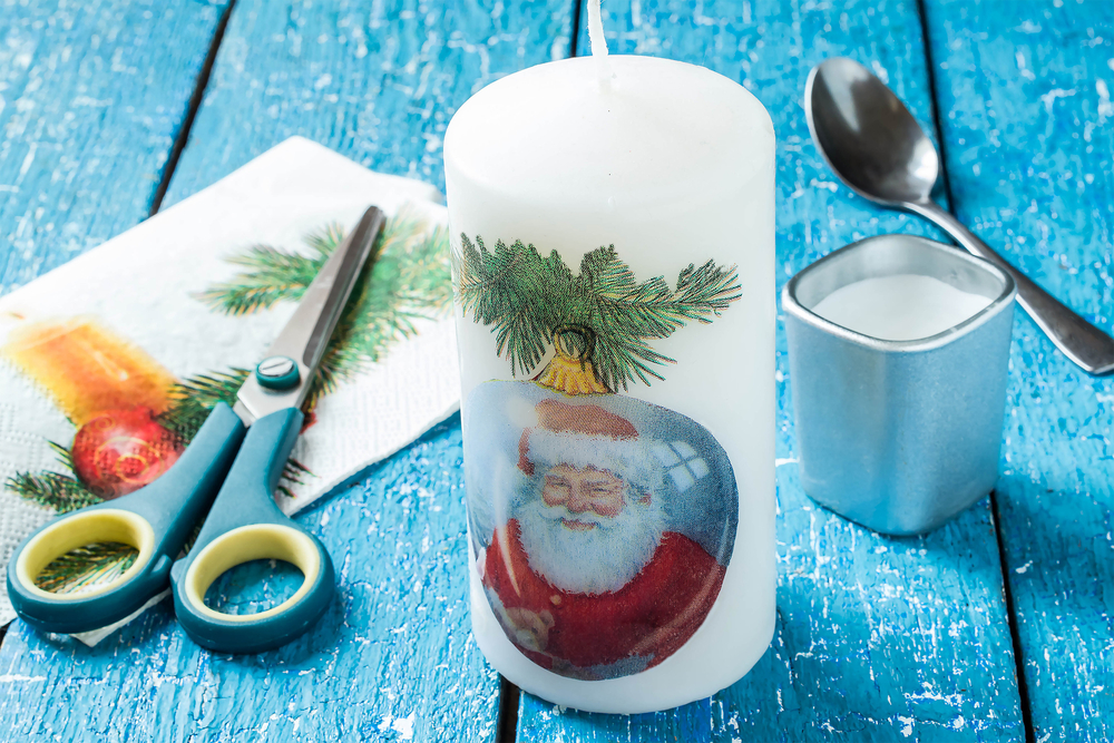 Candele di Natale fai da te: tutorial per decorarle con facilità