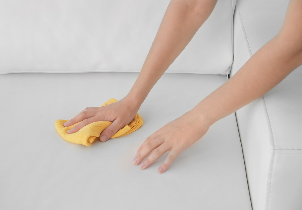 Come rimuovere le macchie di cibo dal divano