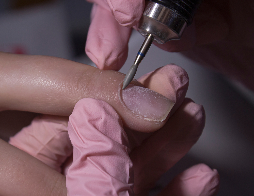 Manicure russa, come funziona e quali sono rischi