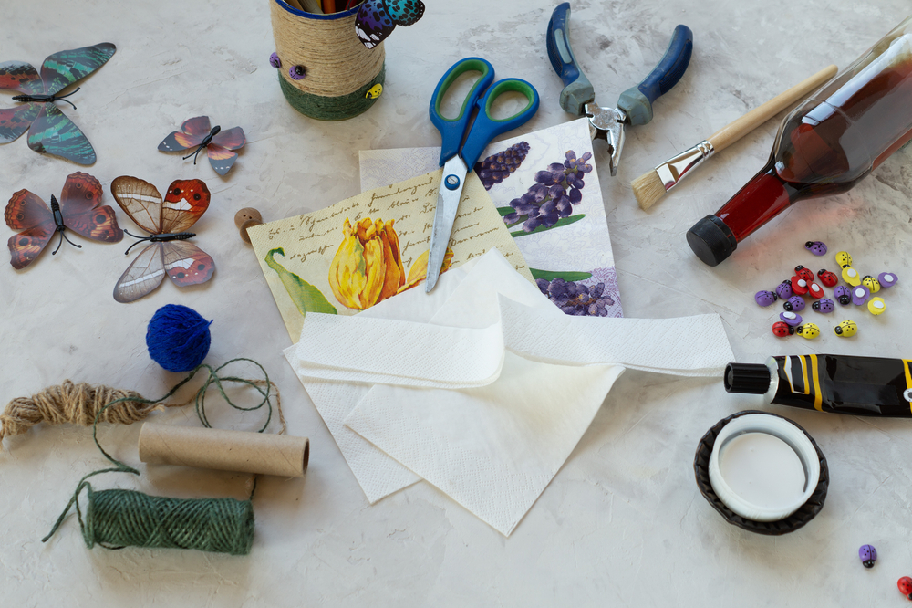 come-decorare-barattoli-latta-decoupage-1.jpg
