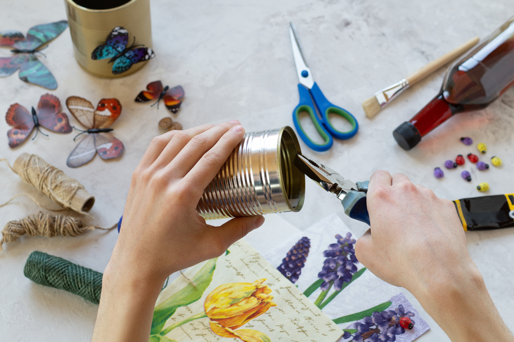 come-decorare-barattoli-latta-decoupage-2.jpg