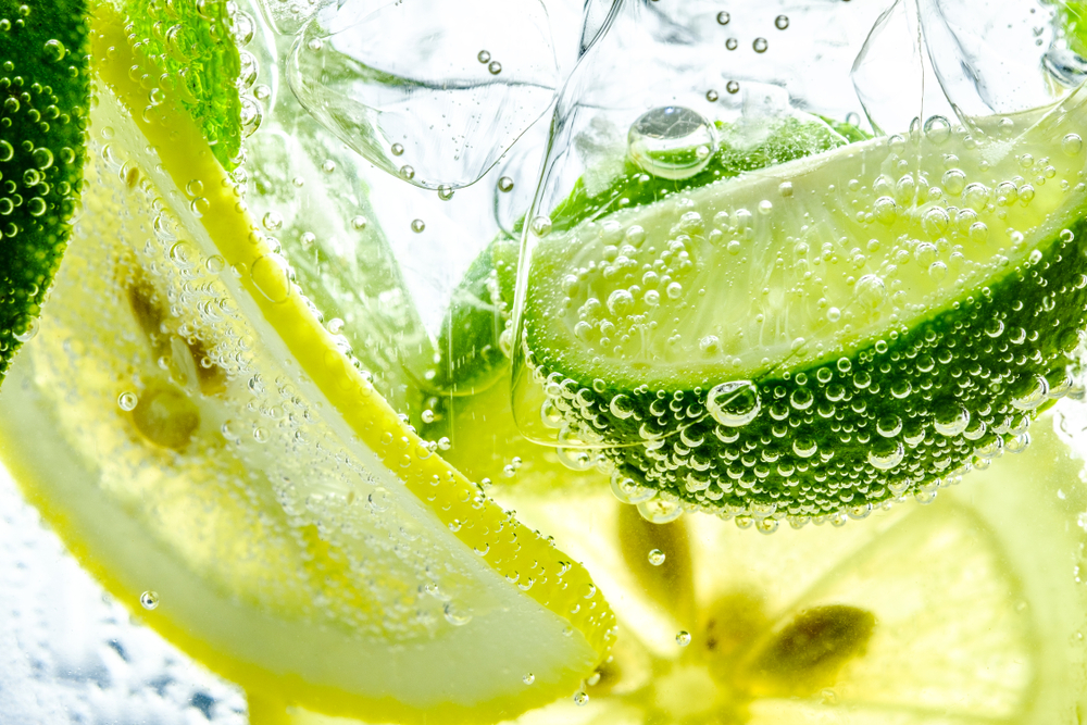 Acqua al lime: benefici per pelle e capelli