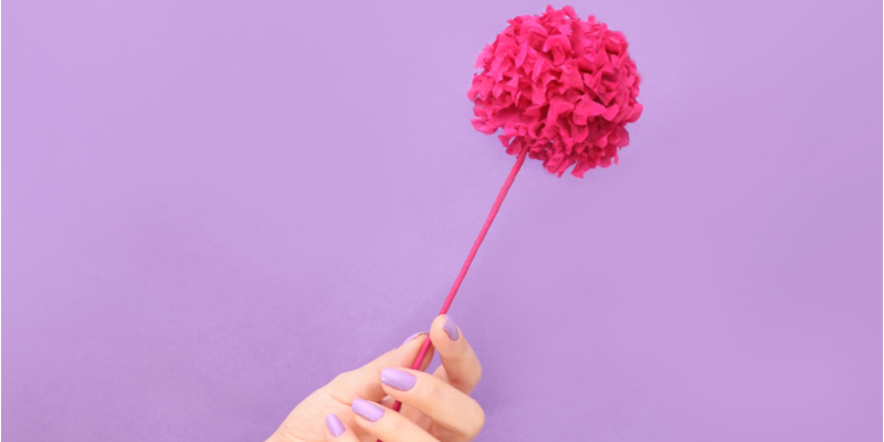 Come realizzare fiori di carta sferici in 10 passaggi: il tutorial per decorare casa