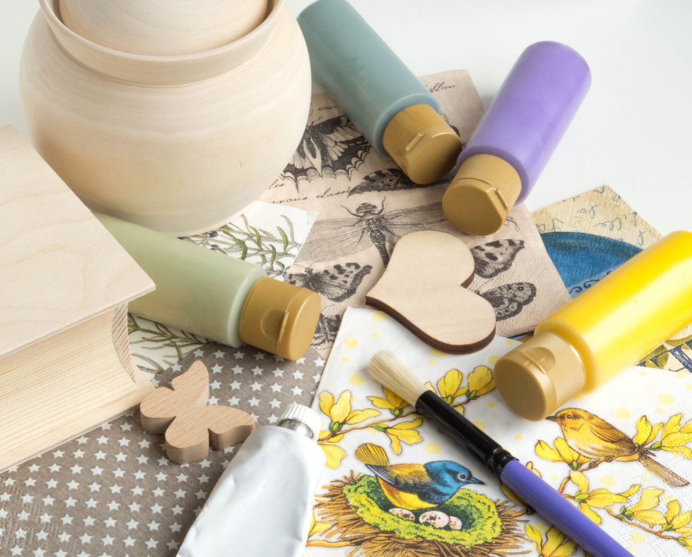 Decoupage su legno con giornali: come farlo per i lavori creativi