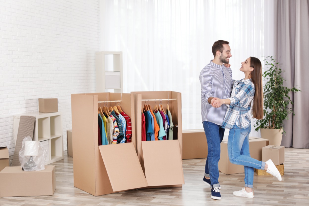 Cambio stagionale degli armadi lui e lei: come farlo facilmente in coppia
