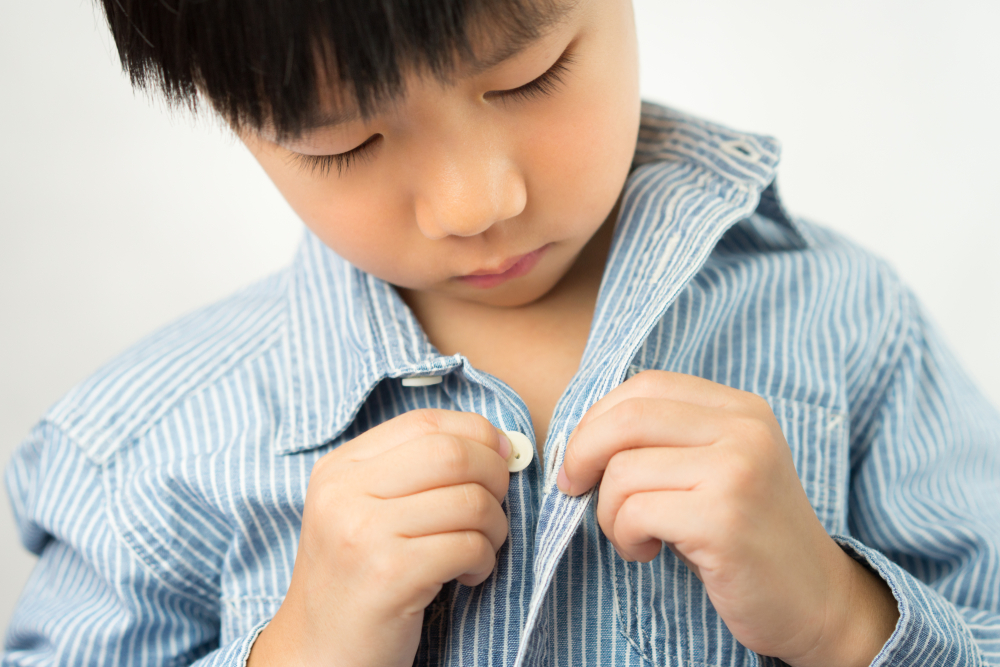 Come educare i figli ad essere autonomi nel vestirsi: 9 consigli per semplificare il compito