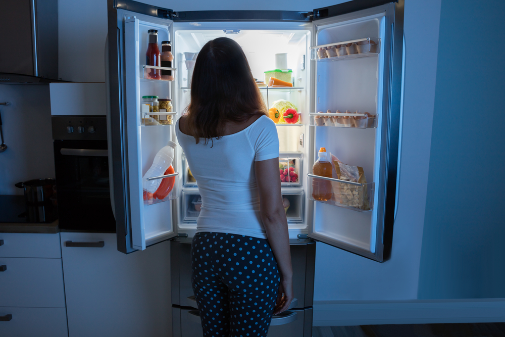 Come non mangiare nelle ore notturne: 9 suggerimenti per gestire la situazione