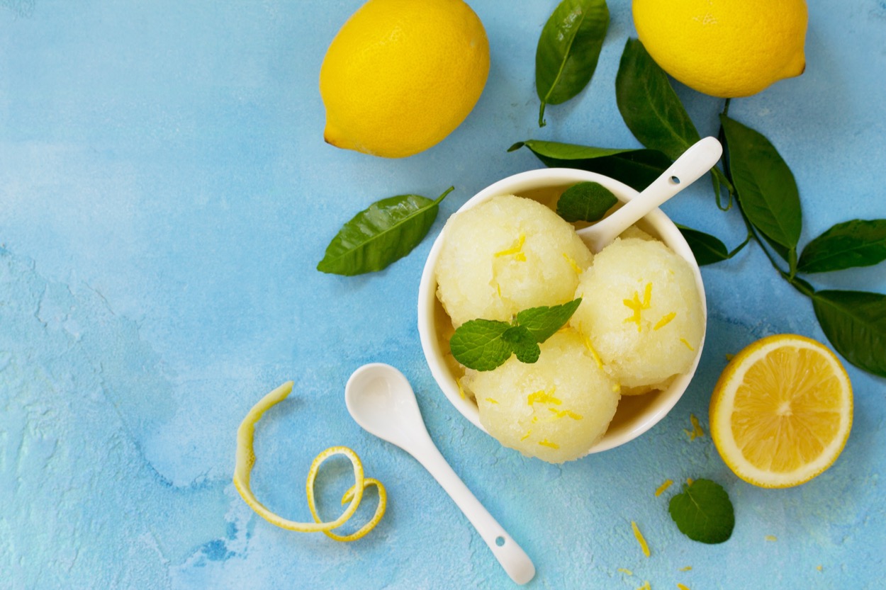Sorbetto al limone con latte o panna: come farlo