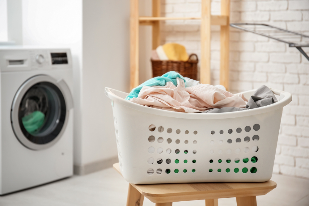 Perché i cestini del bucato hanno i buchi?