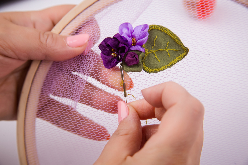 Ricamo su tulle: l'idea con i nastri, le perline e la stoffa