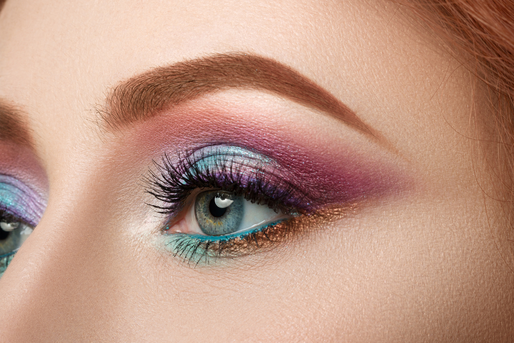 Make up estate 2021, i segreti per applicare un ombretto brillante