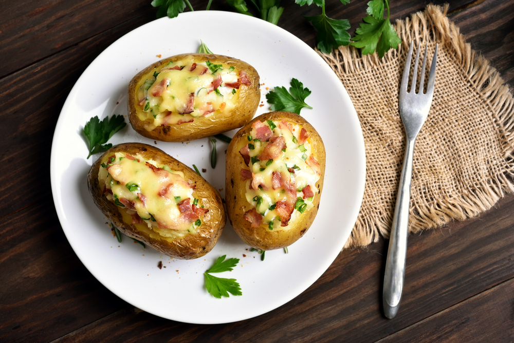 Come fare le patate ripiene gratinate con la pancetta