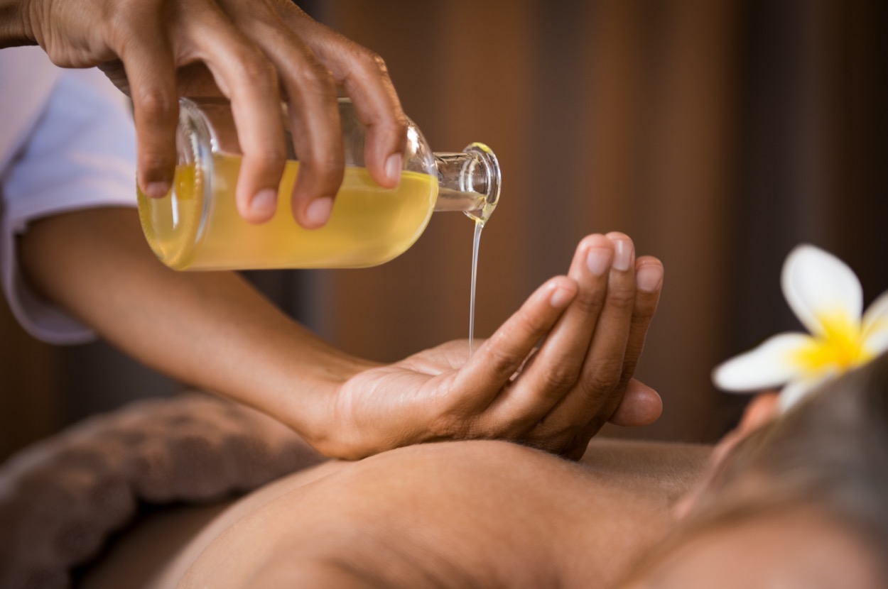 Olio per massaggi: quale scegliere a seconda del trattamento