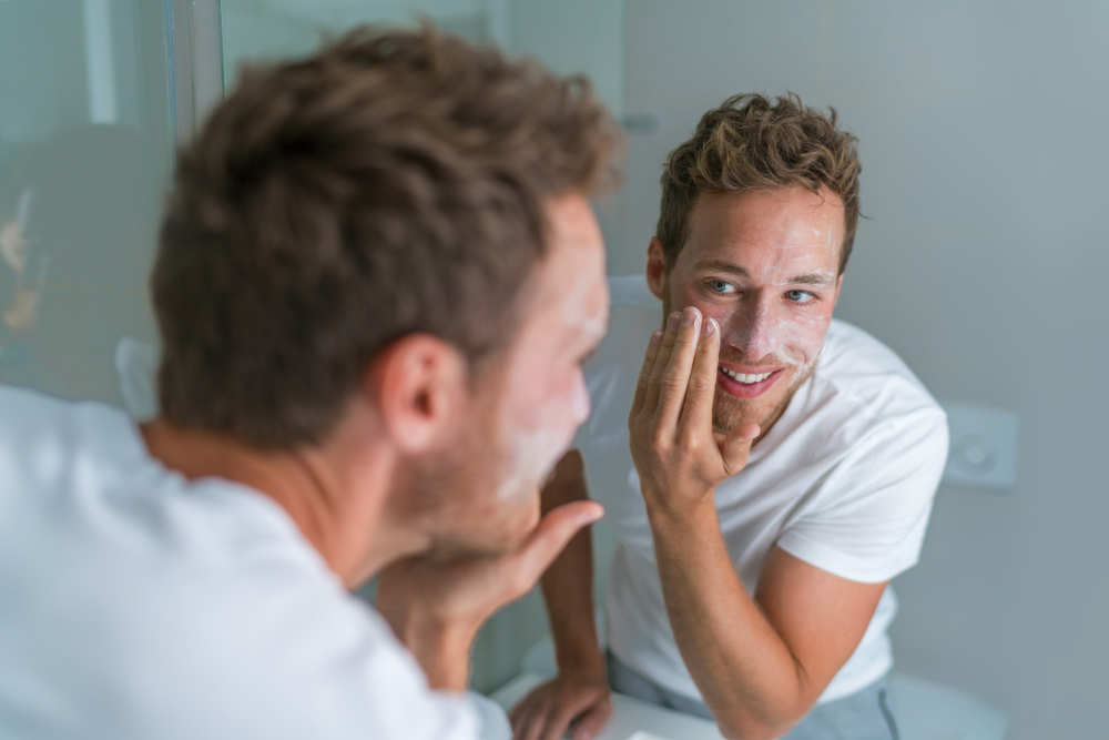 Beauty routine per lui, i consigli per la cura della pelle