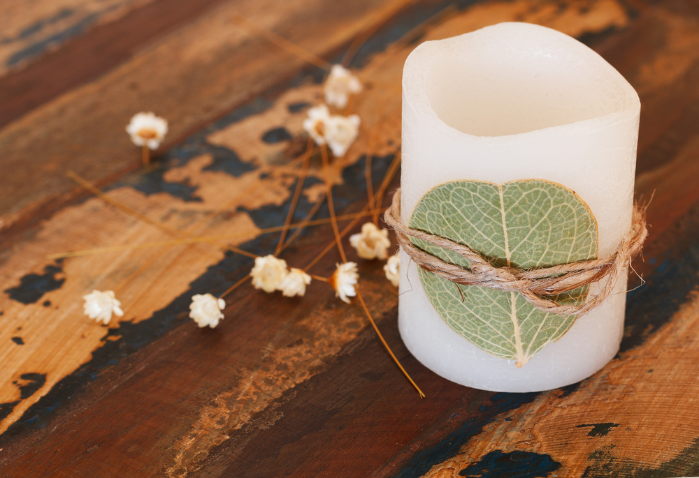 Candele fai da te con foglie secche